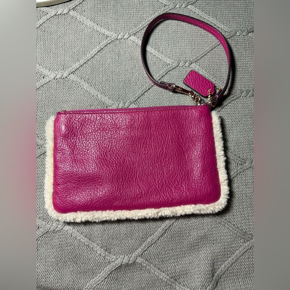 VTG COACH Pebbled Leather Shearling Sherpa Wristlet Raspberry Pink Fuschia - Picture 4 of 8